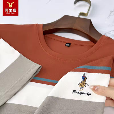 Gros plan sur l'encolure ronde et la broderie du T-shirt rayé pour homme de Ratley, couleur marron, confortable pour le sport et les loisirs. Polo Shirt men’s Sleeves for Casual Wear & Fitness.