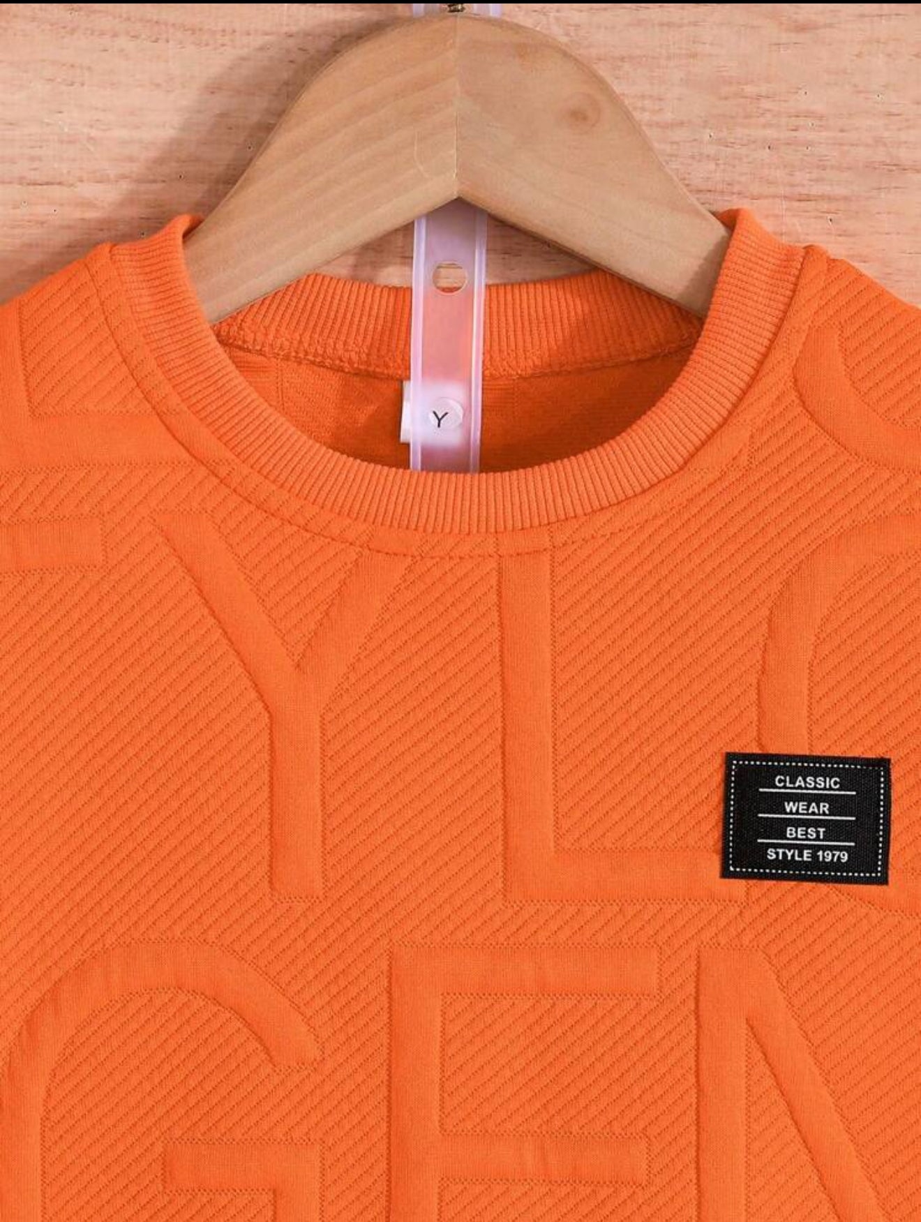 Détail du col d'un haut orange de la marque AURORE LUXURE. Parfait pour l'ensemble d'été pour enfants de 4 à 7 ans. Ensemble de vêtements d'été pour jeunes garçons.