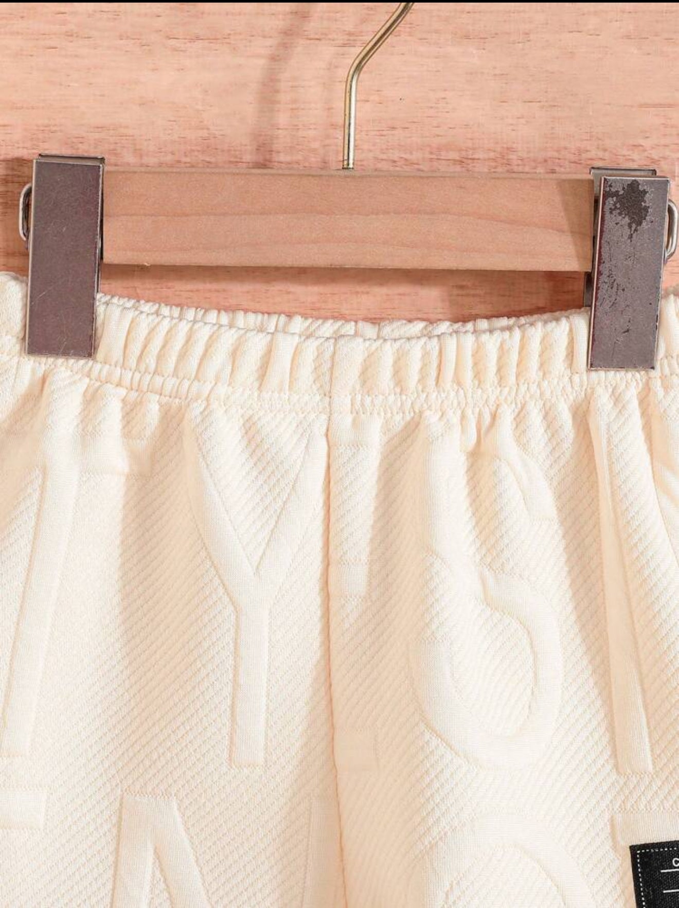 Détail de la taille d'un short blanc de la marque AURORE LUXURE. Conçu pour être confortable pour les enfants de 4 à 7 ans. Ensemble d'été pour jeunes garçons.