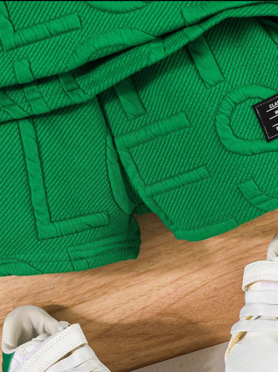 Garçon portant l'ensemble d'été 4-7 ans, mettant en avant le style décontracté du haut imprimé et des shorts.